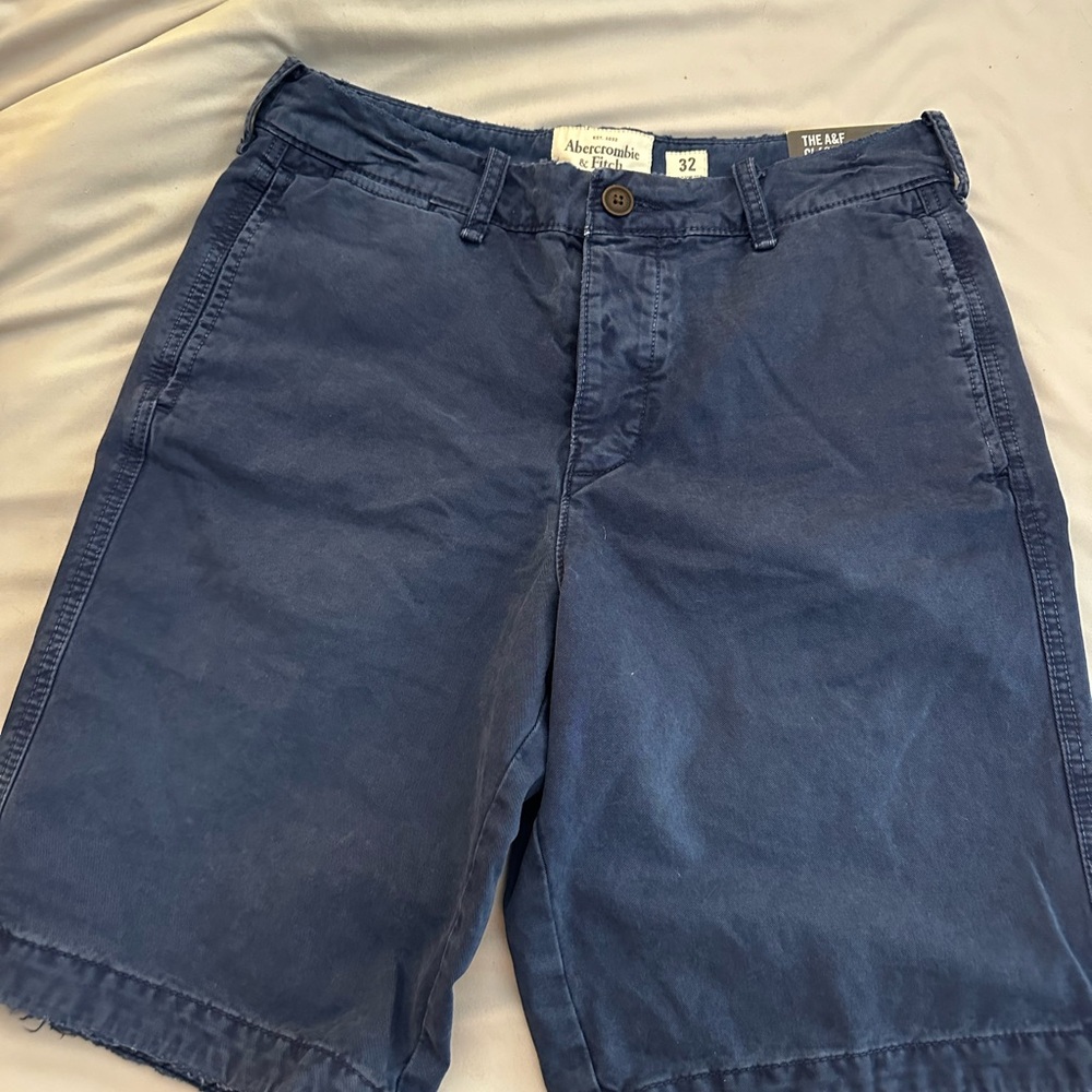 Men’s A&F Classic Fit at the Knee Shorts size 32
